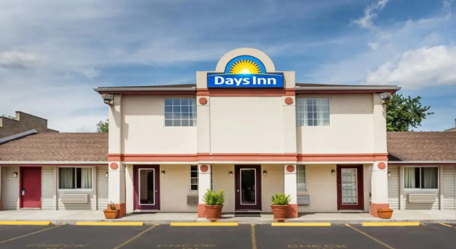 Days Inn by Wyndham Eureka Springs, Забронировать Отель Отели Юрика-Спрингса с парковкой, рядом с Городской концертный зал Юрека-Спрингса, Парковка