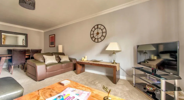 Gorgeous 2BR City Centre Apt with Parking, Забронировать Отель Отели Эдинбурга 3 звезды, рядом с Central Library, 3*