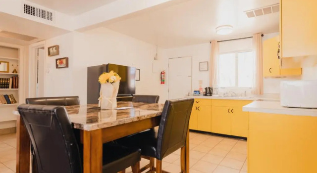 Апартаменты Home Style Apartments - 1 & 3 BR Suites with Full Kitchen