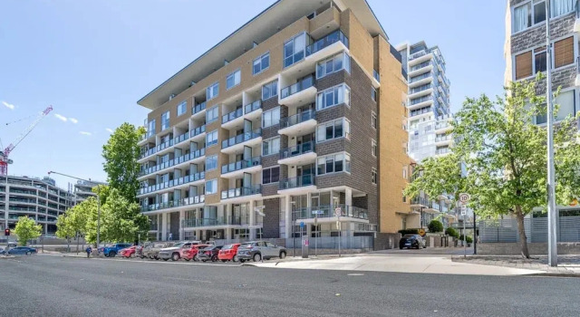 Modern Two-story City Pad With Pool,, Buchen Sie Ferienwohnung Canberra Australian Capital Territory
