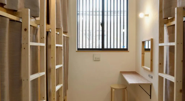 Кровать в общем номере Hostel Mitsuwaya Osaka