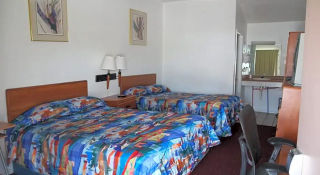 Четырёхместный номер Standard Frontier Motel