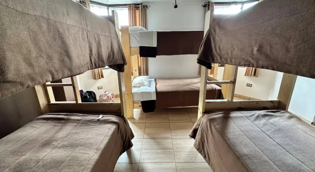 Кровать в общем номере Hotel de Turistas Huaraz