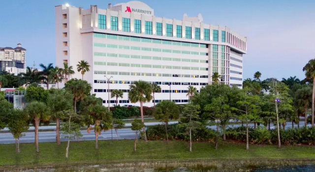 Кровать в общем номере West Palm Beach Marriott