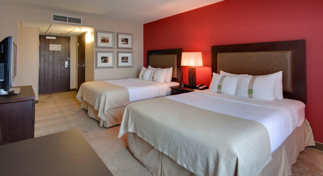 Четырёхместный номер Standard Holiday Inn & Suites Bakersfield by IHG