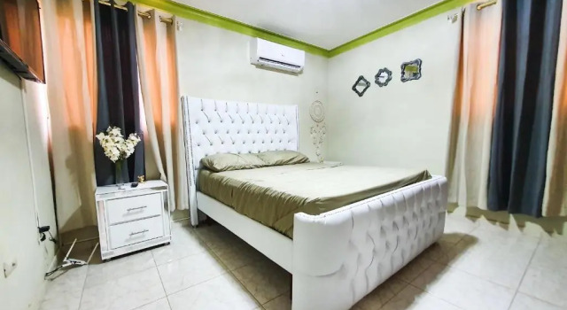 Апартаменты Lovely 3-bedroom unit with free parking, wifi.