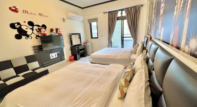 Четырёхместный номер Standard с балконом INg Hostel