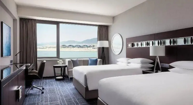 Четырёхместный Guest room с видом на море Hong Kong SkyCity Marriott Hotel