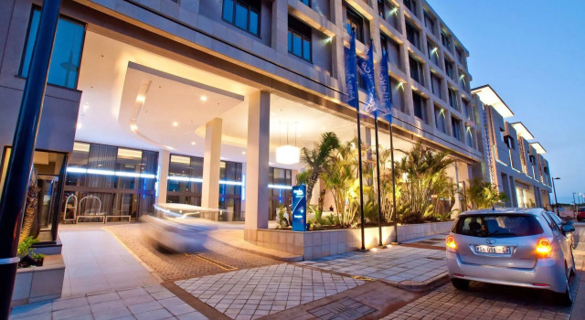 Garden Court Umhlanga, Забронировать Отель Отели Умхланга с бассейном, рядом с Granada Square Shopping Centre, Бассейн