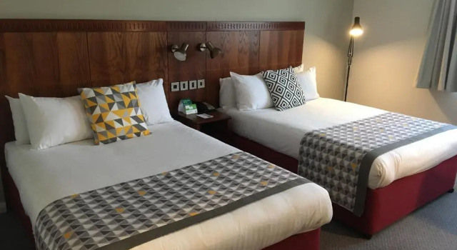 Четырёхместный номер Standard Holiday Inn Northampton by IHG