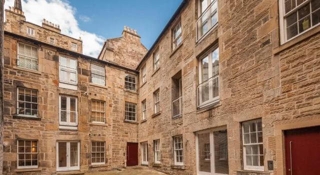 Апартаменты The Edmonstone's Close Residence