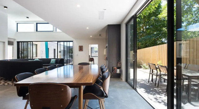 Arenas South, Book Hotel Daylesford 