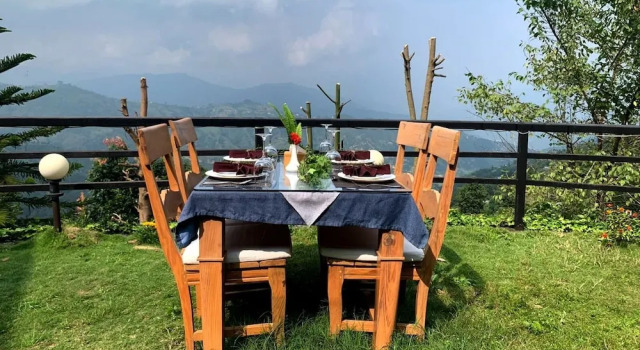 Четырёхместный семейный номер Standard с балконом и с видом на горы The Lapsi Tree - A Nature Retreat in Nagarkot