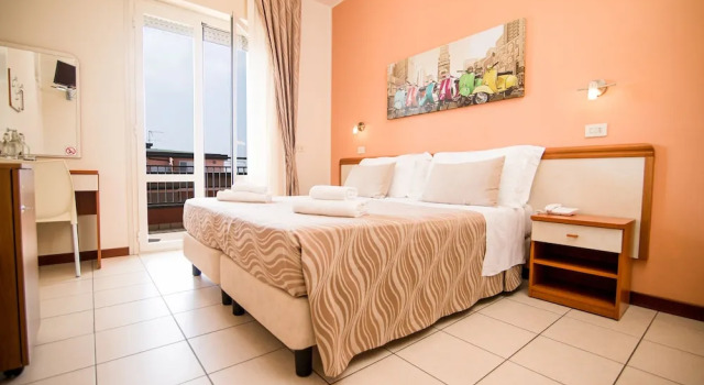 Трёхместный номер Standard с балконом Unique Hotel