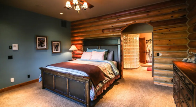 Miracle Lodge - Four Bedroom Cabin with Hot Tub, Book Hotel Coles Corner Stevens Pass
