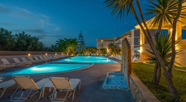 Кровать в общем номере Hotel Zakynthos
