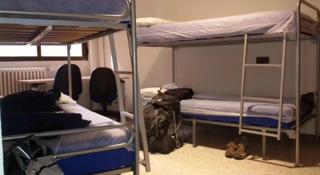 Кровать в общем номере Albergue Peregrinos San Francisco de Asis