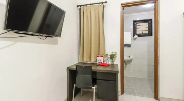 De Kost Grogol by RedDoorz, Book Hotel Grogol Jakarta