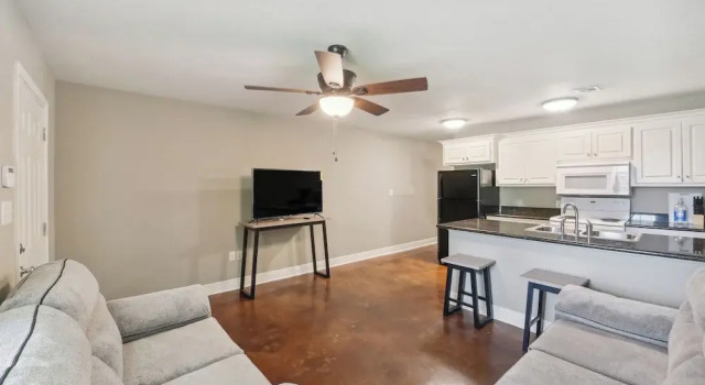 Lovely Lake Charles Duplex in Central Location!, 预订 酒店 查尔斯湖 路易斯安那州