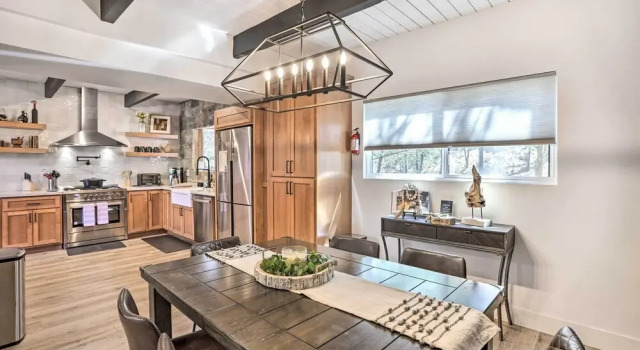 Коттедж Luxe Timberland Villa w/ Lake Arrowhead Access