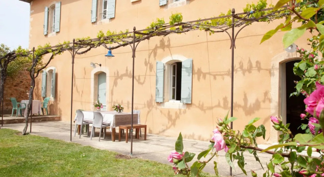 Quaint Holiday Home in Rustrel With Swimming Pool, Book Hotel Hoteller i Rustrel med parkering, Parkering