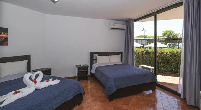 Четырёхместный номер Superior с балконом и с видом на бассейн Terraza Del Pacifico Hotel