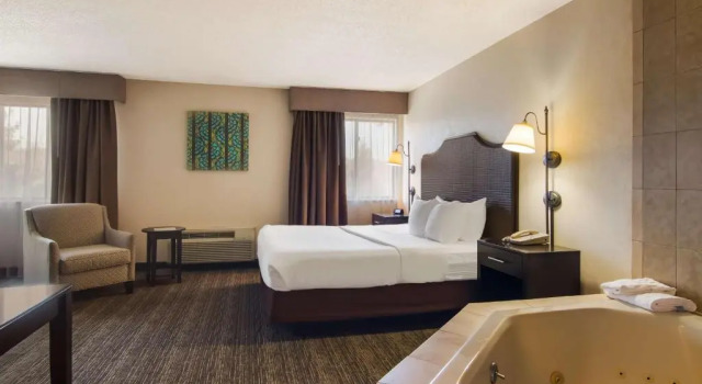 Номер Executive SureStay by Best Western Grove City