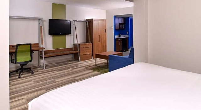 Номер Deluxe Holiday Inn Express & Suites Raleigh NE - Medical Ctr Area by IHG