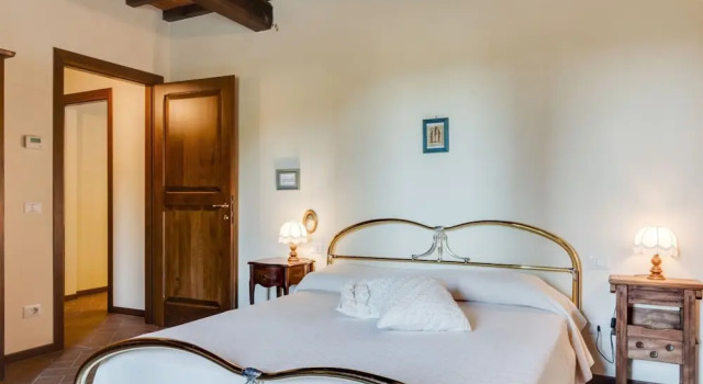 Farmhouse in Tuscany with Pool & Vineyard View, Забронировать Отель Монтеспертоли 