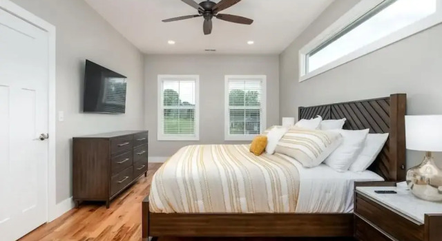 Коттедж Deluxe Walkable Downtown 5BR - Hot Tub and Resort Access