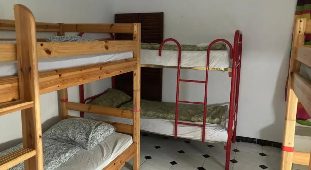 Кровать в общем номере Backpackers La Gaditana
