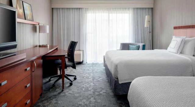 Четырёхместный номер Standard Courtyard by Marriott San Mateo Foster City