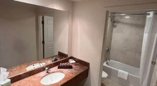 Кровать в общем номере (женский номер) с видом на город Bposhtels Tampa
