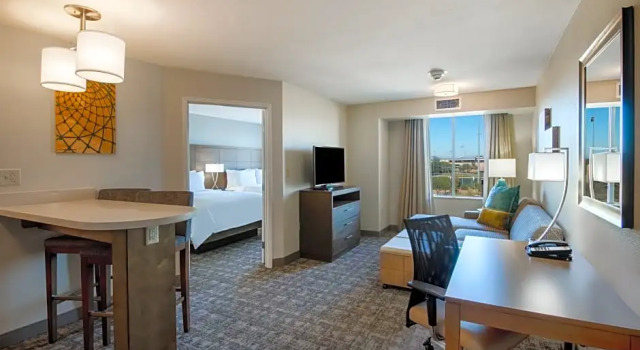 Четырёхместный люкс c 1 комнатой Staybridge Suites - Scottsdale - Talking Stick by IHG