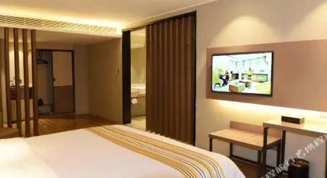 Home Inn Plus (Kunming South High-speed Railway Station Chunrong Street Metro Station)