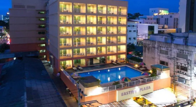 Кровать в общем номере Eastiny Plaza Hotel