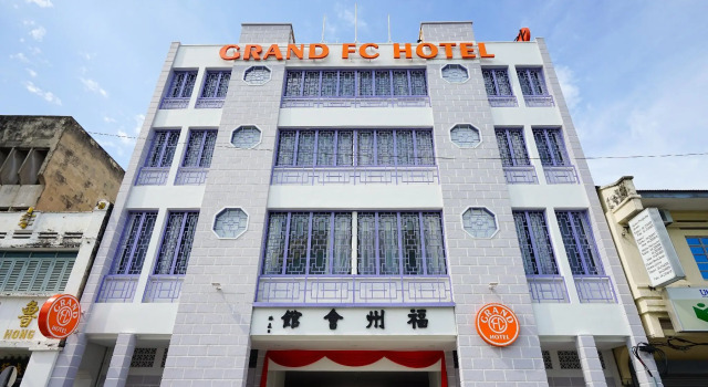 Кровать в общем номере Grand FC Hotel