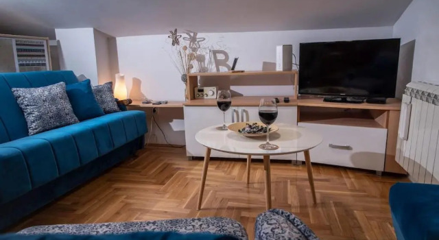 Студия Piccolo studio Belgrade,Crveni krst