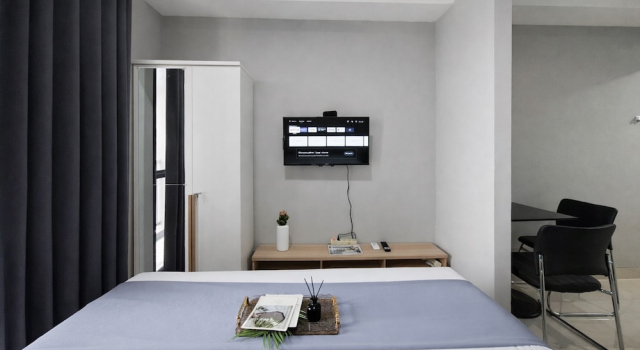 Restful Monochrome Studio At Apartment The Ayoma, Réserver Appartement South Tangerang 