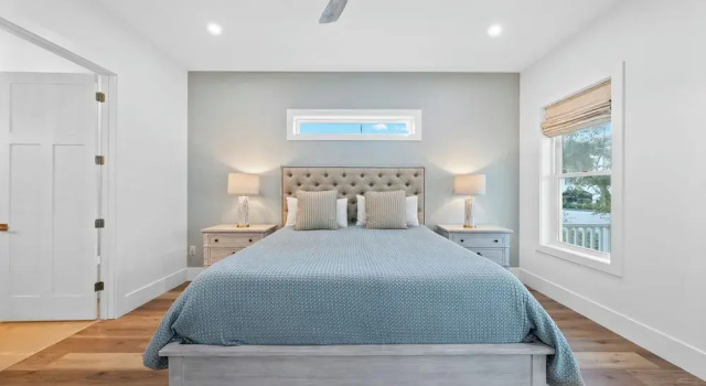 Коттедж Luxury 4BR, Across street from beach, Sleeps 10!
