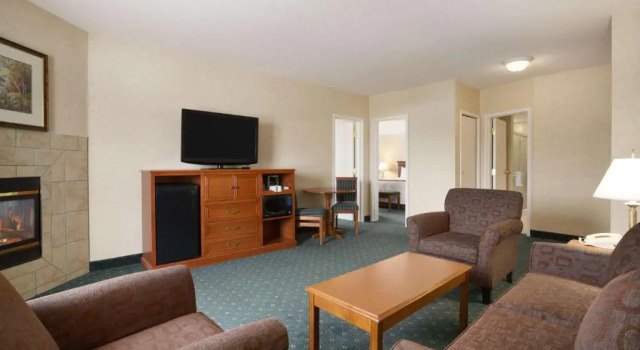 Люкс с 2 комнатами Travelodge by Wyndham Strathmore