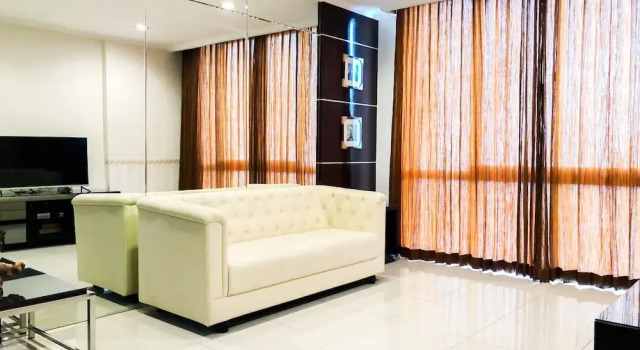 Exclusive 2BR The Via & The Vue Apartment Ciputra World By Travelio, Varaa Huoneisto Dukuh Pakis Surabaya, lähellä Surabaya Town Square