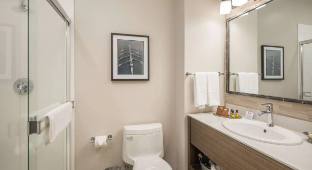 Четырёхместный номер Standard Aristocrat Hotel, BW Signature Collection