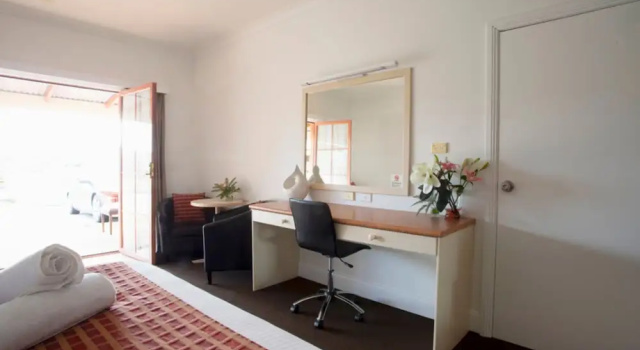 Трёхместный номер Deluxe Bowen Inn Motel