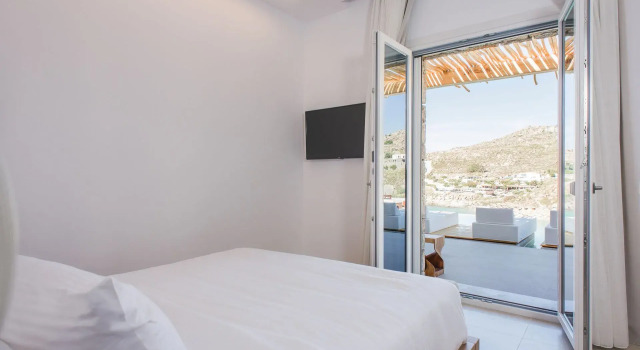 Super Paradise Hotel