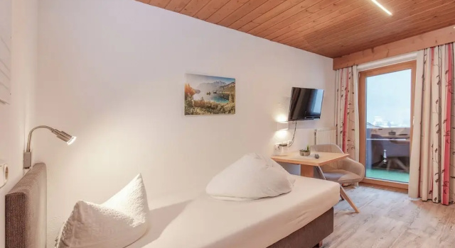 Одноместный номер Standard с балконом и с видом на горы Hotel Garni Schönblick