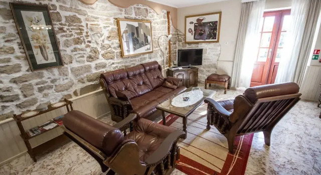 House Peresiji, Prenota Hotel Pusti Istarskaya zhupania