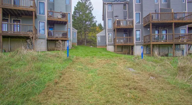 1 Br: Powderidge 30:slope Side, Pet Friendly end Unit on Shuttle Route, Забронировать Апартаменты/квартира Отели Сноушу с парковкой, рядом с Лыжный подъемник Soaring Eagle Express, Парковка