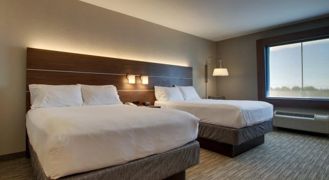 Четырёхместный номер Standard Holiday Inn Express Hotel & Suites Vernon College Area by IHG