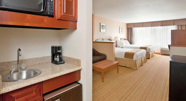 Четырёхместный люкс Comfort Inn & Suites NW Milwaukee